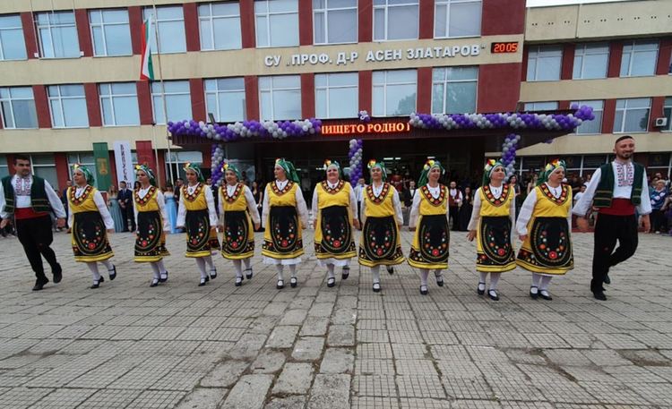 Абитуриент в носия стана атракция на бала на златаровци