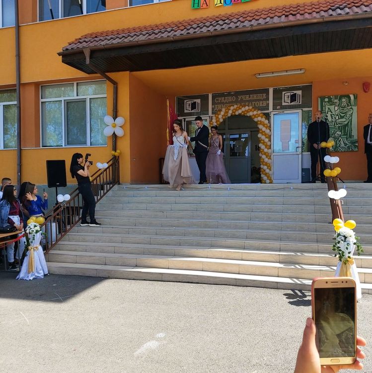 Доспат изпрати тържествено своите абитуриенти