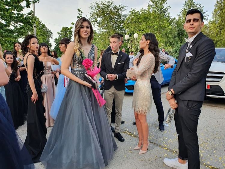 Абитуриент в носия стана атракция на бала на златаровци