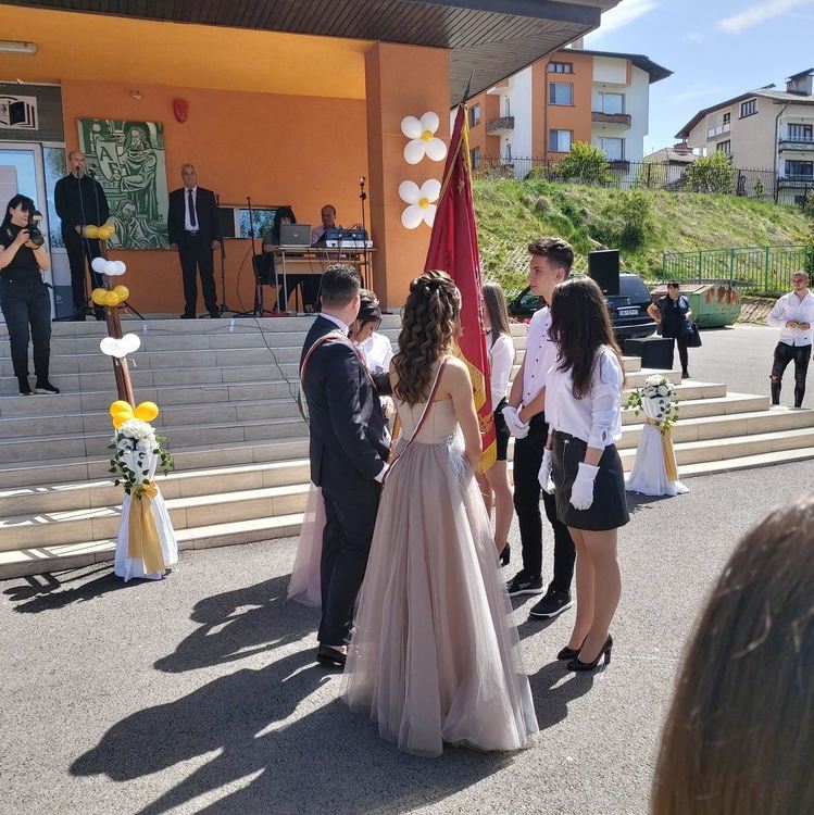 Доспат изпрати тържествено своите абитуриенти