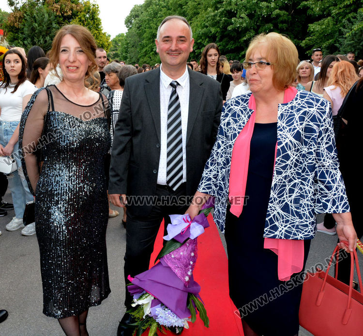 Юбилейният випуск на Езиковата гимназия мина по червения килим в балната си вечер