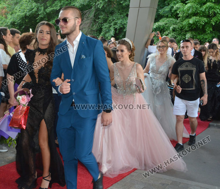 Юбилейният випуск на Езиковата гимназия мина по червения килим в балната си вечер