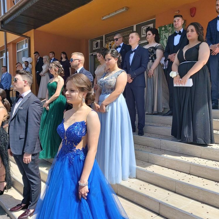 Доспат изпрати тържествено своите абитуриенти