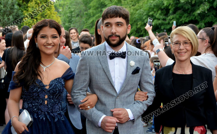 Юбилейният випуск на Езиковата гимназия мина по червения килим в балната си вечер