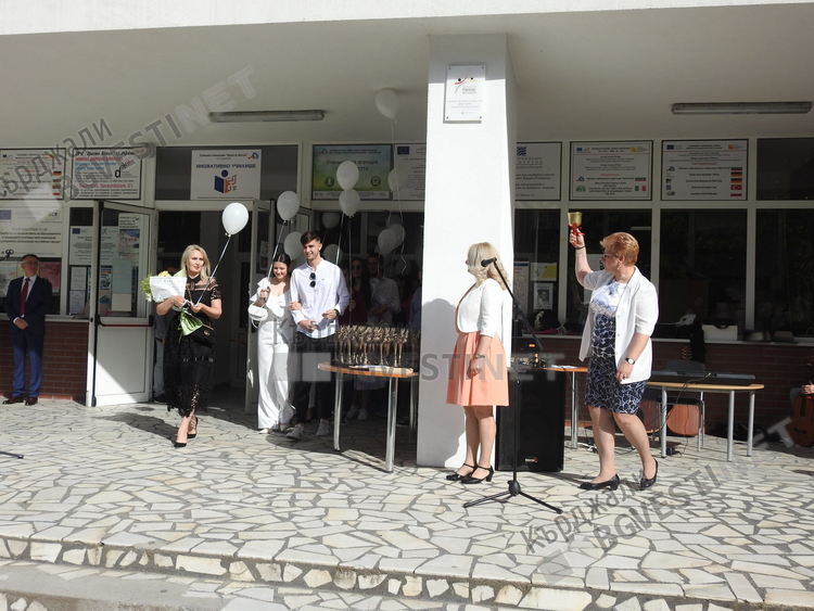 Най-старата гимназия в Източните Родопи изпрати своите абитуриенти, зрелостниците предадоха огъня на знанието