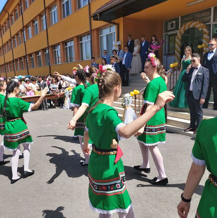 Доспат изпрати тържествено своите абитуриенти