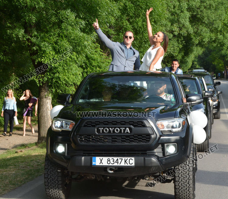 Юбилейният випуск на Езиковата гимназия мина по червения килим в балната си вечер