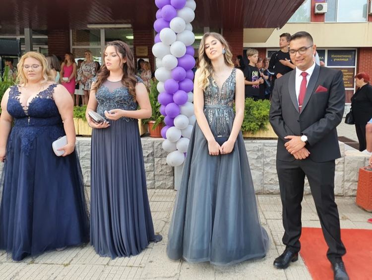 Абитуриент в носия стана атракция на бала на златаровци