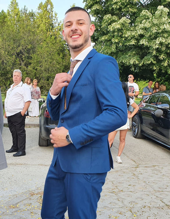 Абитуриент в носия стана атракция на бала на златаровци