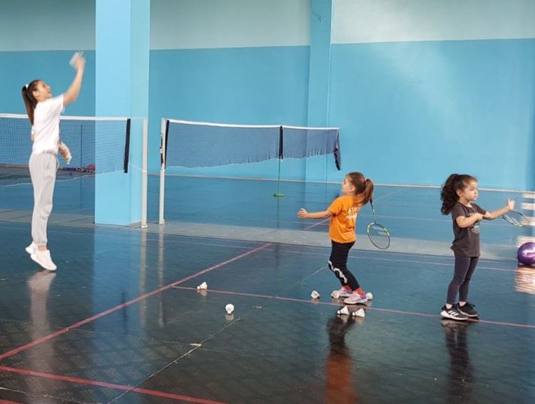 Малчугани влязоха днес в залата за бадминтон