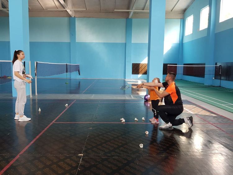 Малчугани влязоха днес в залата за бадминтон