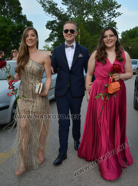 Абитуриенти от ПМГ пристигнаха с трактори и двойно колело на бала си