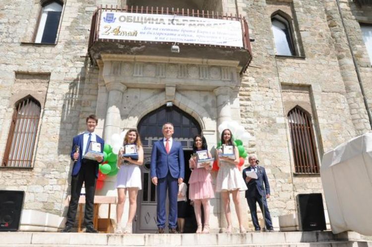 За 15 поредна година община Кърджали връчи наградата „Стипендия Кърджали” на 4-ма зрелостници