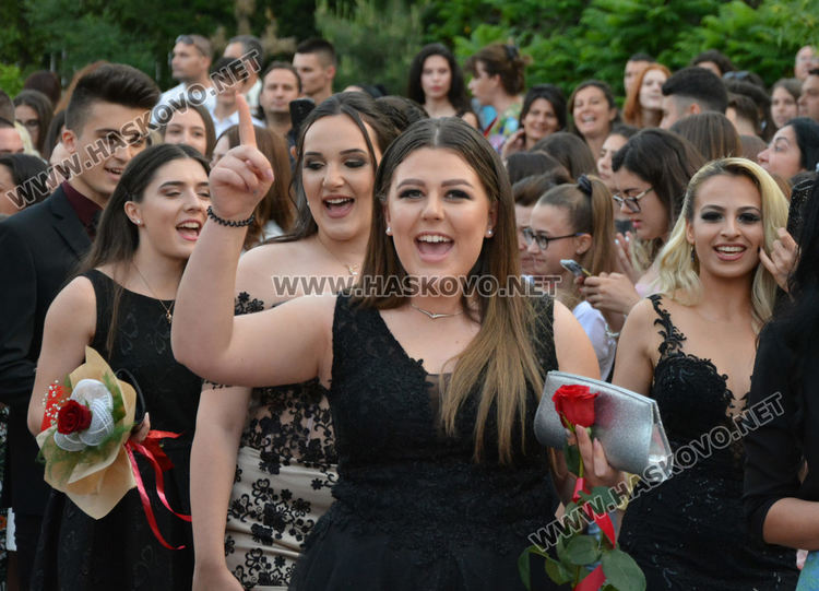 Абитуриенти от ПМГ пристигнаха с трактори и двойно колело на бала си