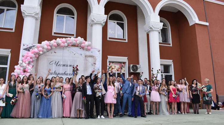 Рудозем изпрати абитуриенти си, младост и надежда за града/ галерия/