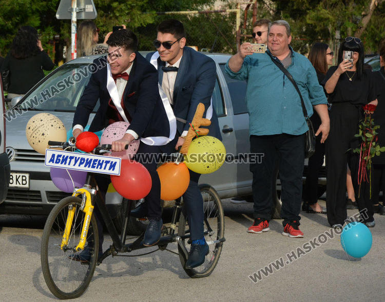 Абитуриенти от ПМГ пристигнаха с трактори и двойно колело на бала си