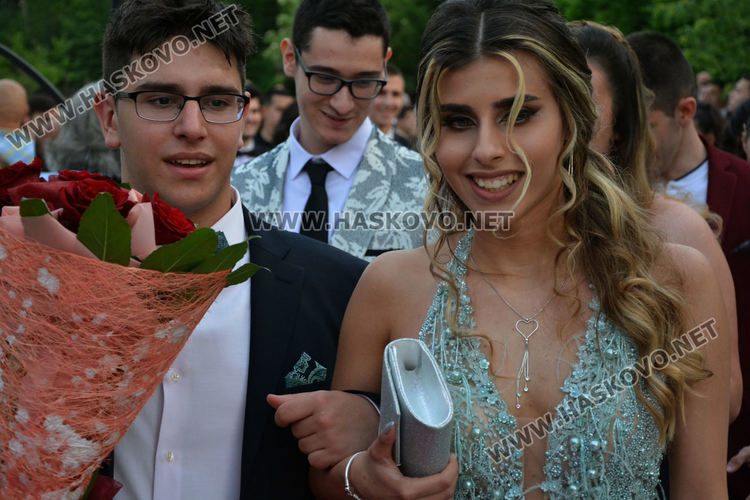 Абитуриенти от ПМГ пристигнаха с трактори и двойно колело на бала си