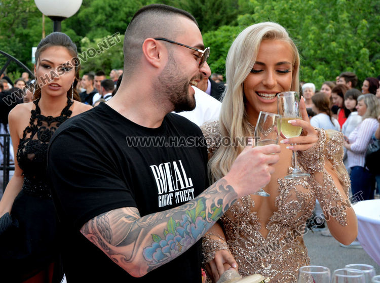 Абитуриенти от ПМГ пристигнаха с трактори и двойно колело на бала си