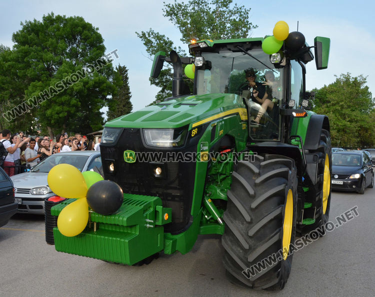Абитуриенти от ПМГ пристигнаха с трактори и двойно колело на бала си