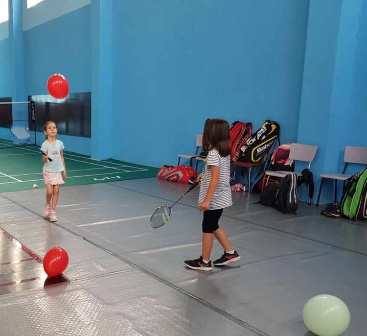 Малчугани влязоха днес в залата за бадминтон