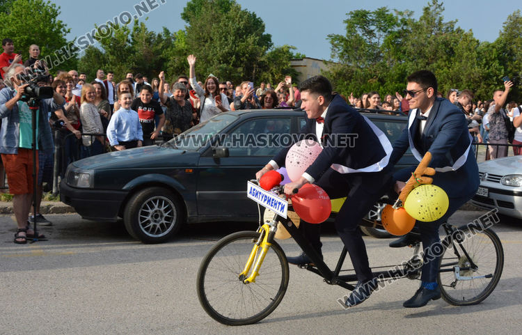 Абитуриенти от ПМГ пристигнаха с трактори и двойно колело на бала си