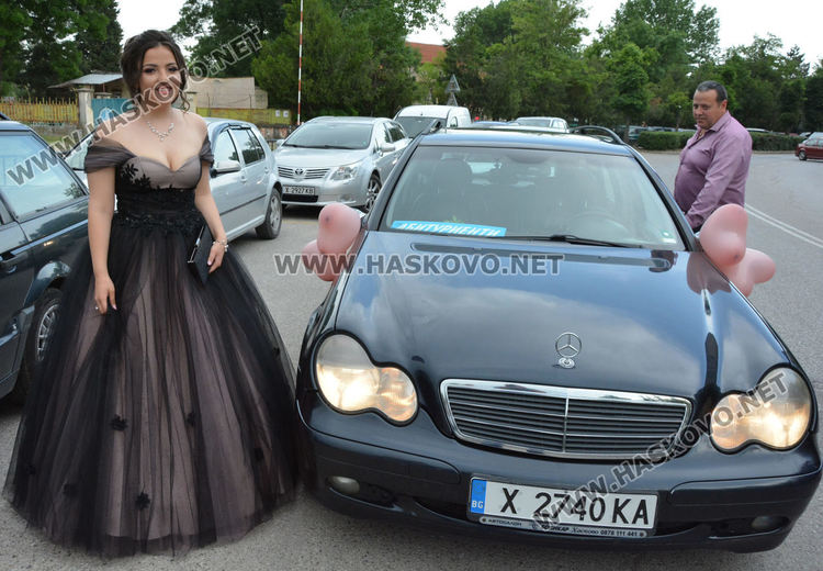 Абитуриенти от ПМГ пристигнаха с трактори и двойно колело на бала си