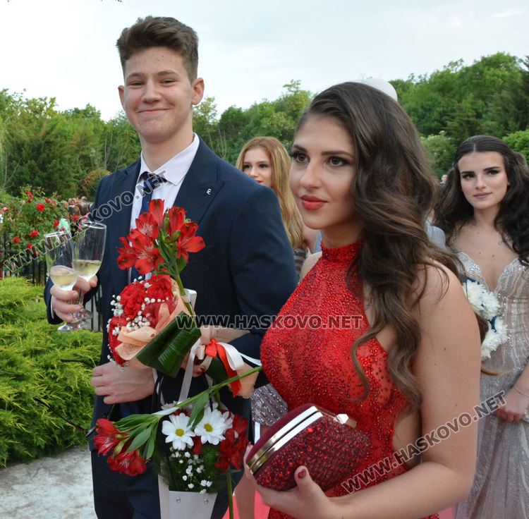 Абитуриенти от ПМГ пристигнаха с трактори и двойно колело на бала си