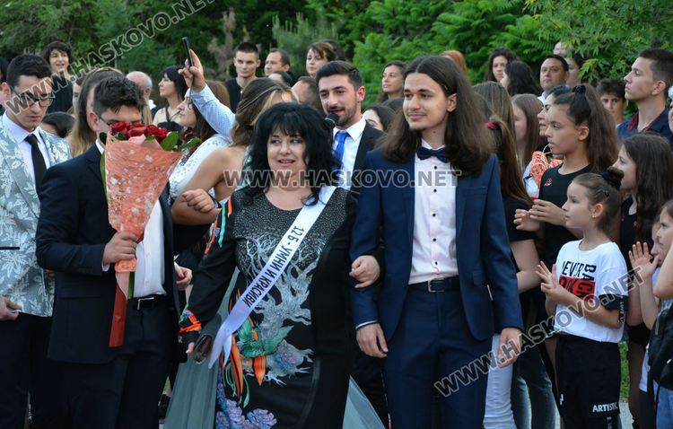 Абитуриенти от ПМГ пристигнаха с трактори и двойно колело на бала си