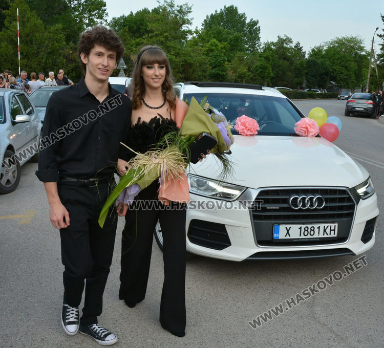 Абитуриенти от ПМГ пристигнаха с трактори и двойно колело на бала си