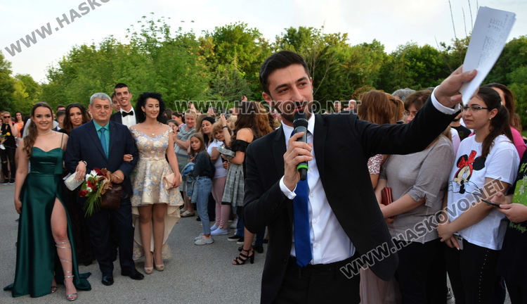 Абитуриенти от ПМГ пристигнаха с трактори и двойно колело на бала си