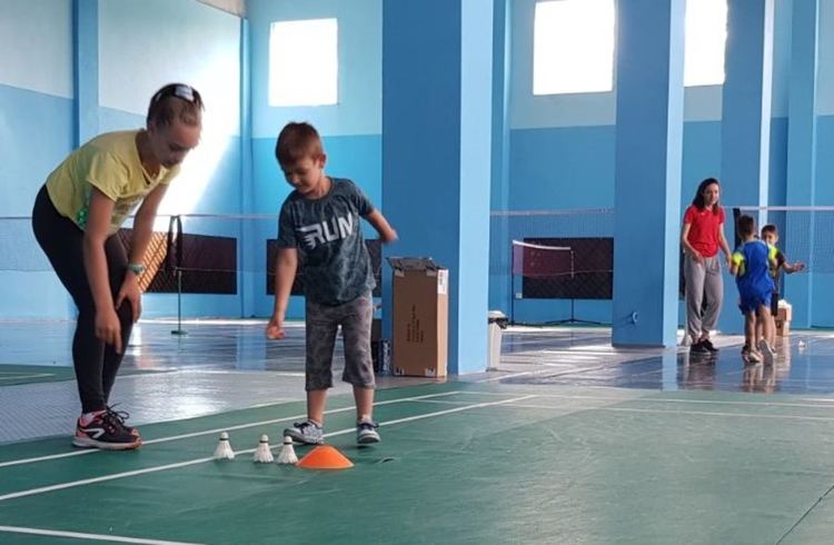 Малчугани влязоха днес в залата за бадминтон