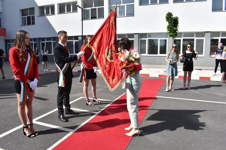 Славейковци изпратиха поредния шампионски випуск