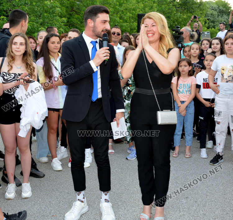 Абитуриенти от ПМГ пристигнаха с трактори и двойно колело на бала си