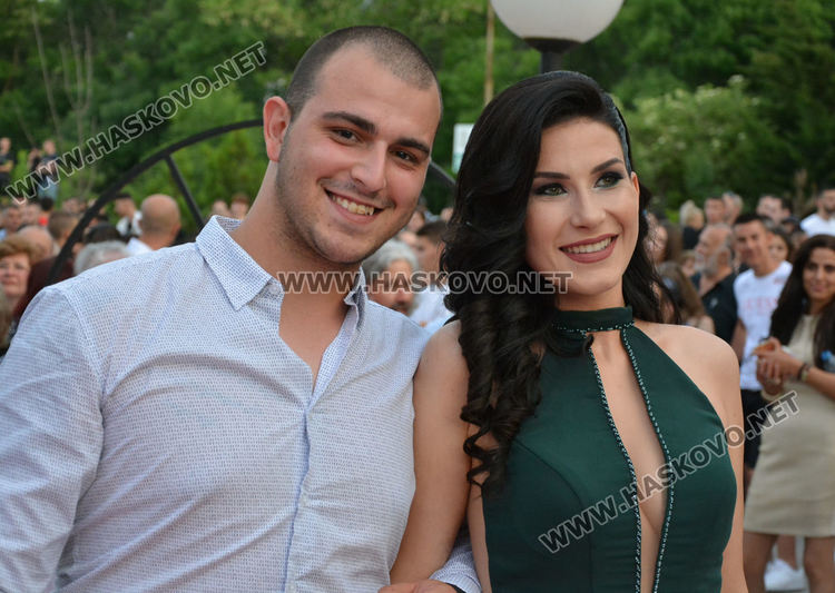 Абитуриенти от ПМГ пристигнаха с трактори и двойно колело на бала си