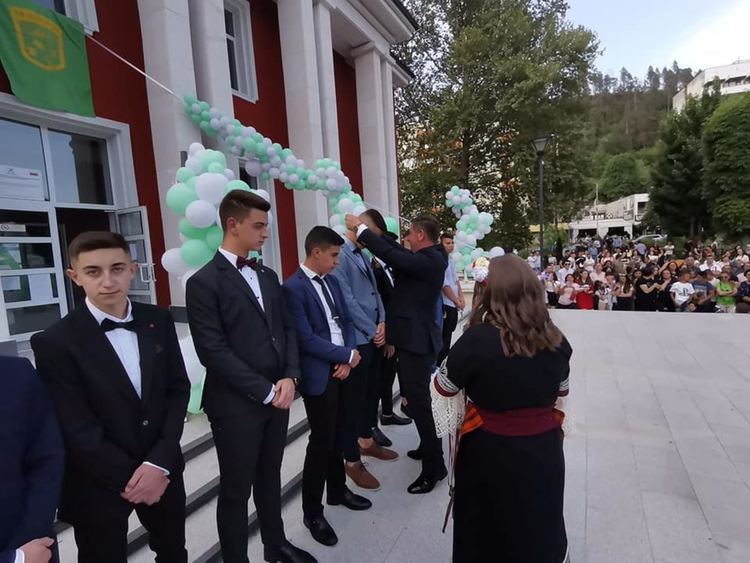 Мадан изпрати тържествено абитуриентите си,18 от тях са отличници/ галерия/