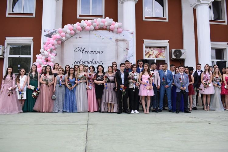 Рудозем изпрати абитуриенти си, младост и надежда за града/ галерия/