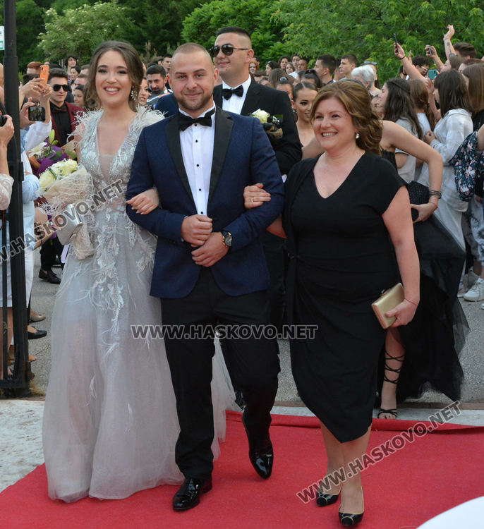 Абитуриенти от ПМГ пристигнаха с трактори и двойно колело на бала си