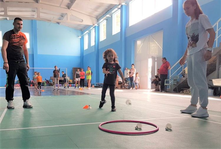 Малчугани влязоха днес в залата за бадминтон