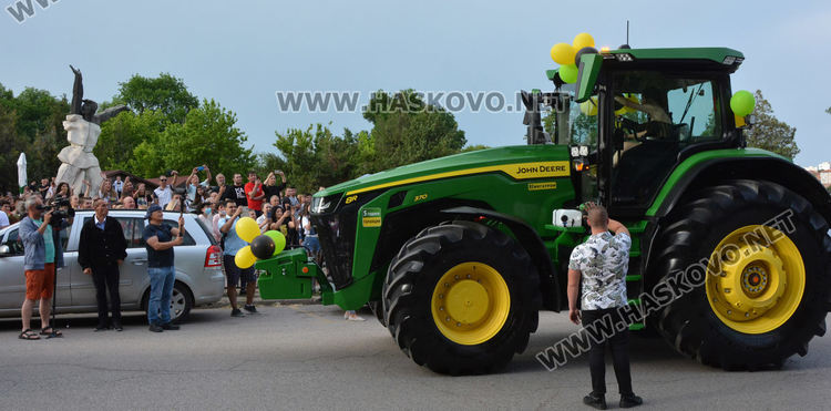 Абитуриенти от ПМГ пристигнаха с трактори и двойно колело на бала си