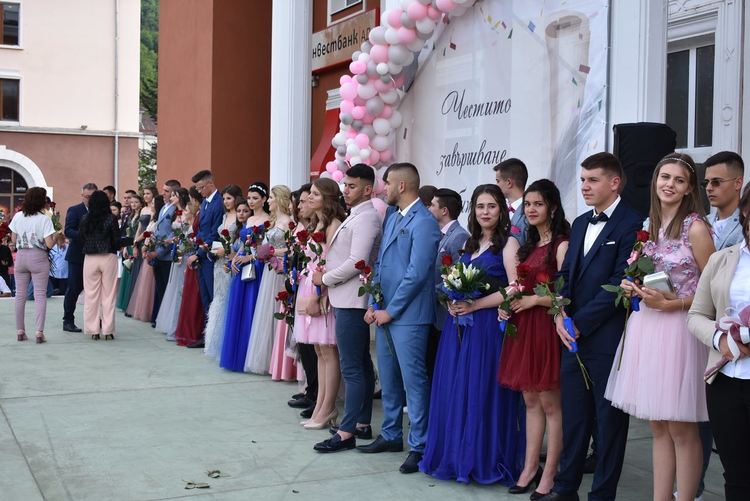 Рудозем изпрати абитуриенти си, младост и надежда за града/ галерия/