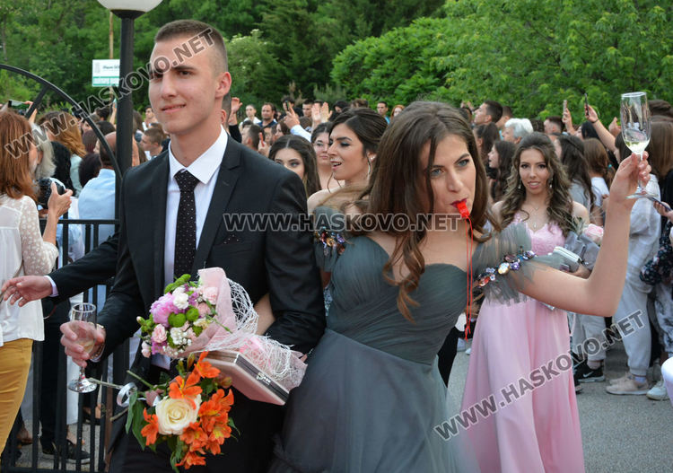 Абитуриенти от ПМГ пристигнаха с трактори и двойно колело на бала си