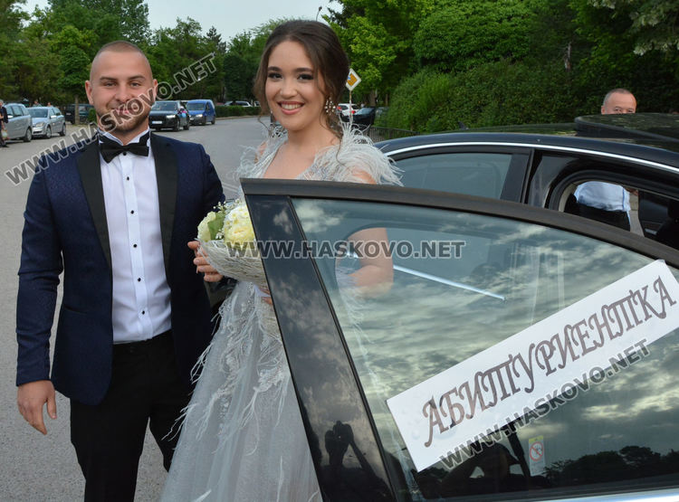 Абитуриенти от ПМГ пристигнаха с трактори и двойно колело на бала си