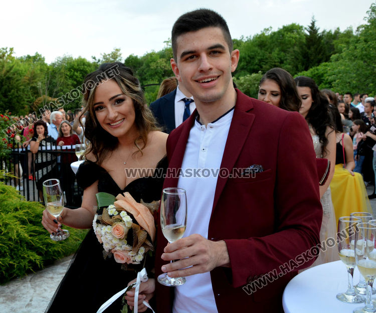 Абитуриенти от ПМГ пристигнаха с трактори и двойно колело на бала си