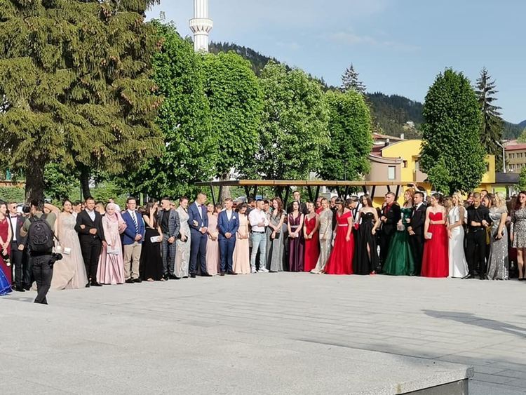 Мадан изпрати тържествено абитуриентите си,18 от тях са отличници/ галерия/