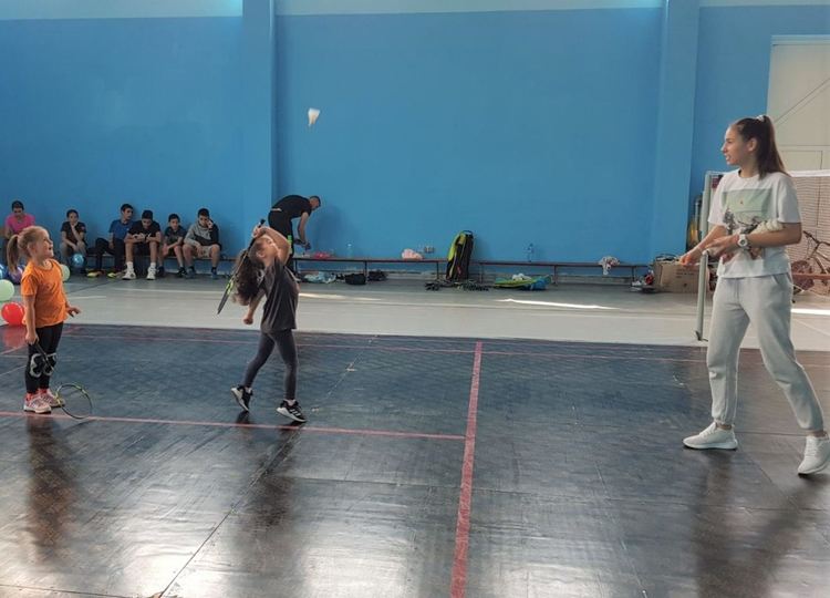 Малчугани влязоха днес в залата за бадминтон