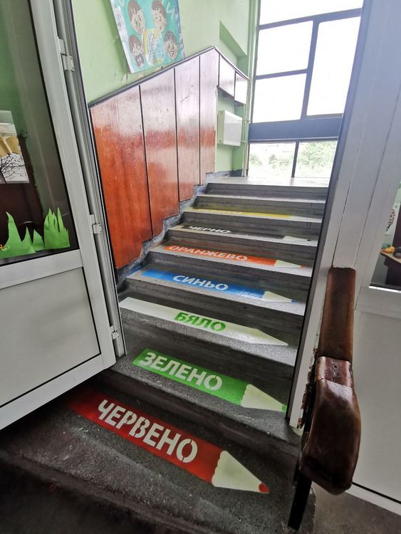 Училище „Д-р Петър Берон“ в Хасково с цветни стълби