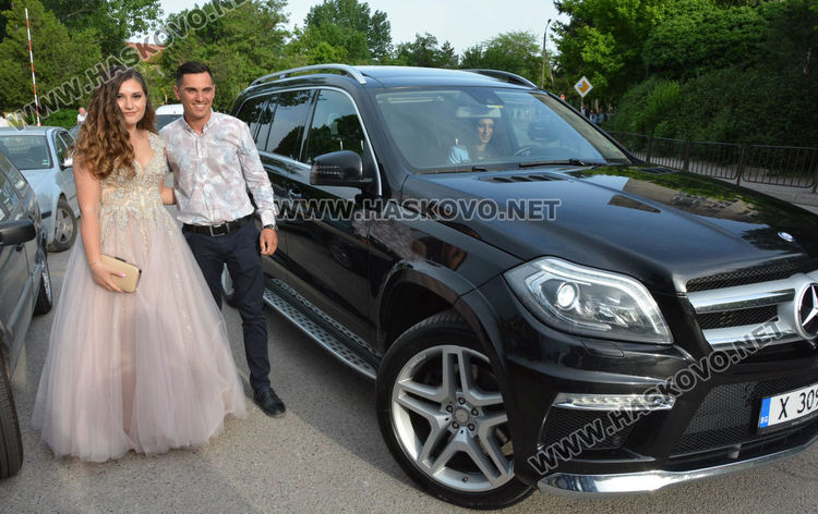 Абитуриенти от ПМГ пристигнаха с трактори и двойно колело на бала си