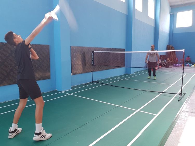 Малчугани влязоха днес в залата за бадминтон