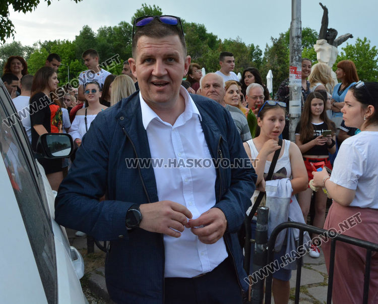 Абитуриенти от ПМГ пристигнаха с трактори и двойно колело на бала си