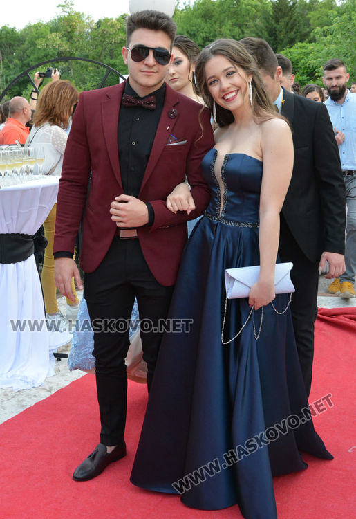 Абитуриенти от ПМГ пристигнаха с трактори и двойно колело на бала си